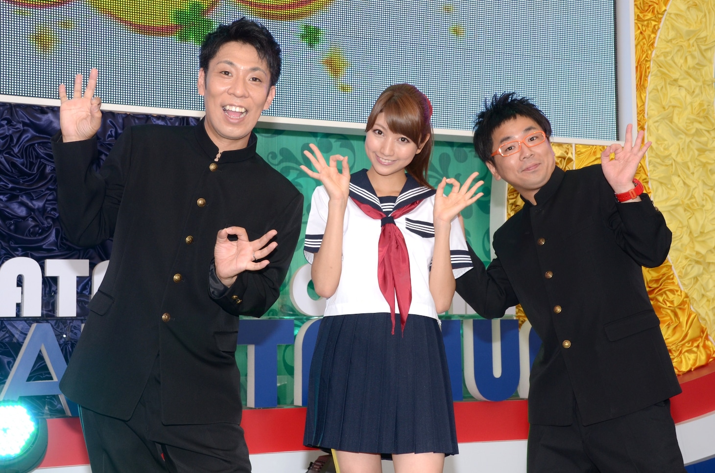 「恋のミタパン」と「恋のパンクブーブー」のCD発売記念イベントに登場したパンクブーブーと「ミタパン」こと三田友梨佳フジテレビアナウンサー（中央）。