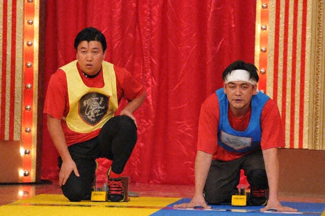 「スパモク!!『王様のチョイス！～使える芸能人は誰だ!?～』」に出演するスギちゃん（左）とサンドウィッチマン富澤（右）。(c)TBS
