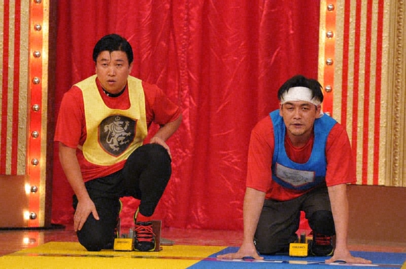 「スパモク!!『王様のチョイス！～使える芸能人は誰だ!?～』」に出演するスギちゃん（左）とサンドウィッチマン富澤（右）。(c)TBS