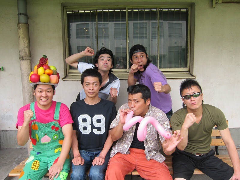 8月16日（木）、新宿・ルミネtheよしもとにて行われるライブ「THE MANZAIの前に、はずみをつけたいんや!! ～レイザーラモンVSパンクブーブー～」に名乗りをあげたプー＆ムー、松下笑一、どんぴしゃ、とっしー。