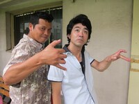 松下笑一（左）と、プー＆ムー・おさむ（右）の手芸。松下の手芸は「タツノオトシゴ」、おさむの手芸は「ネッシー」。