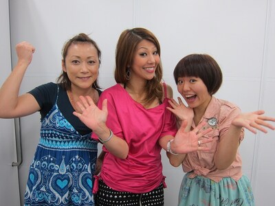 8月12日（日）、東京・新宿ハイジアV-1スタジオにて行われる太田プロの3連続お笑いライブ「太田プロ　スリープログラムライブ」の「太田小町」に出演する赤プル（中央）と麦芽。