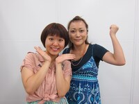 「太田小町」ではそれぞれピンネタを披露する鈴木奈津（右）と小出真保（左）。