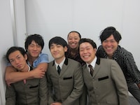 「DASH達」に出演するギャルズ（奥）とFREE MONKEY（手前）。