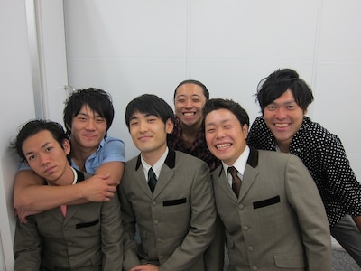 「DASH達」に出演するギャルズ（奥）とFREE MONKEY（手前）。