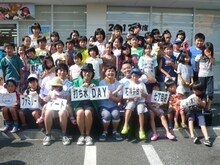 「ファミリーマート打ち水DAY」に参加した（前列中央の）山崎邦正、ハリガネロック・ユウキロック、キャベツ確認中と、子供達。