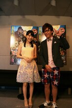 オリエンタルラジオ藤森（右）と川島海荷（左）。