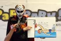 オープニングでまずは自作のネタを披露する鉄拳。