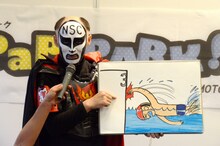 オープニングでまずは自作のネタを披露する鉄拳。