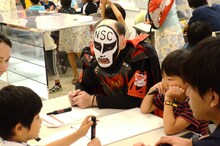 「よしもとお笑いサマースクール」で子供達にスケッチブックを使った「あるあるネタ」の極意を伝授する鉄拳。