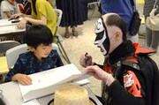 自らペンを取り、子供達にあるあるネタの極意を伝授する鉄拳。