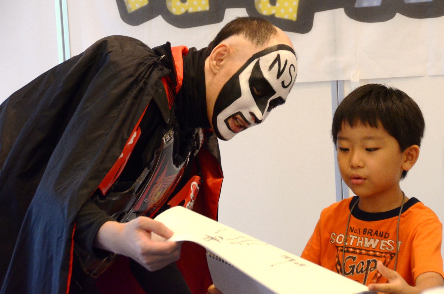 子供とフレンドリーに接する鉄拳。
