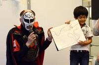 子供達のあるあるネタ発表をサポートする鉄拳。