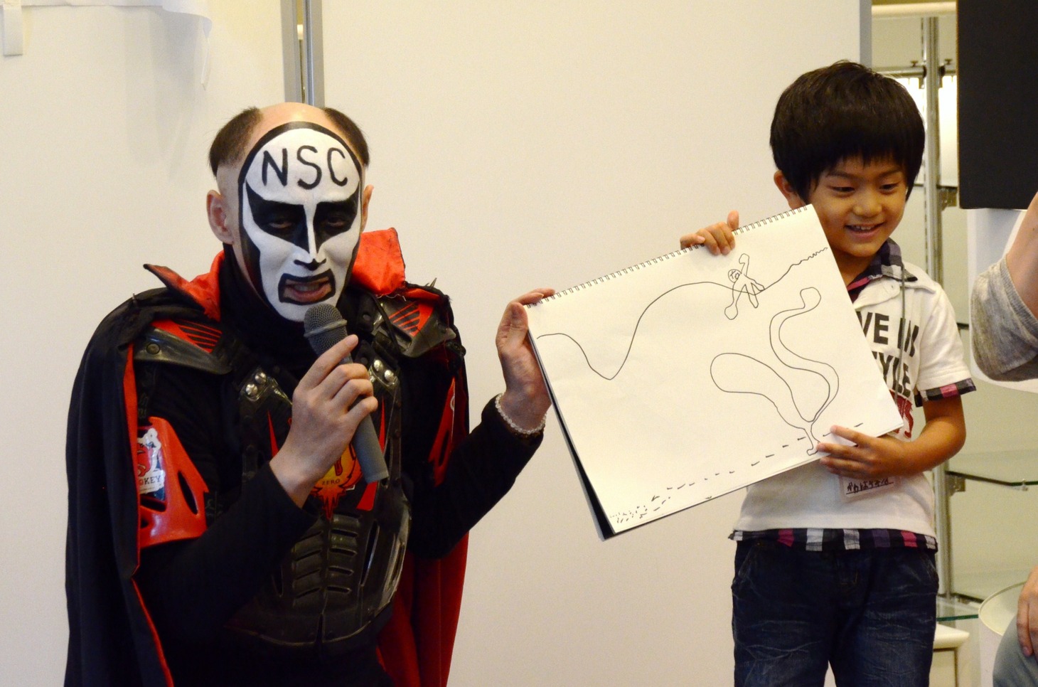 子供達のあるあるネタ発表をサポートする鉄拳。