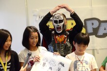 子供達のあるあるネタ発表を盛り上げる鉄拳。