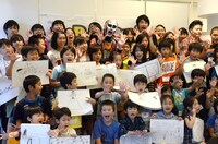 記念撮影の様子。上段中央に鉄拳。