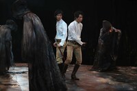 「MACBETH」の公開舞台稽古に登場したヒカリゴケ国沢（左）と主演の矢崎広（右）。