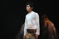 「MACBETH」の公開舞台稽古に登場したヒカリゴケ国沢。