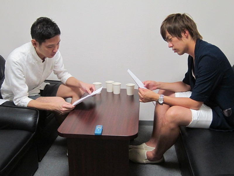 吉田が台本を作成し、村本が一読後すぐに読み合わせ。