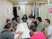 レイザーラモンにパンクブーブーへの思いを説明する黒純軍団と華なし会。