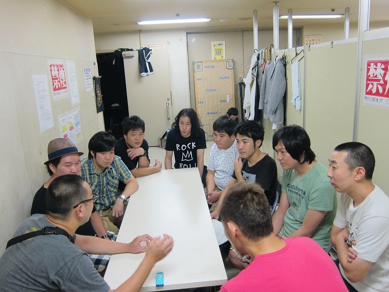 レイザーラモンにパンクブーブーへの思いを説明する黒純軍団と華なし会。