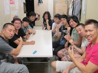 8月16日（木）、新宿・ルミネtheよしもとにて行われるライブ「THE MANZAIの前に、はずみをつけたいんや!! ～レイザーラモンVSパンクブーブー～」に参戦表明した黒純軍団と華なし会。