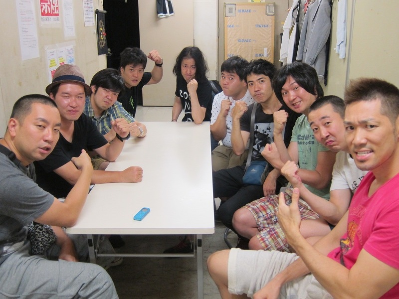 8月16日（木）、新宿・ルミネtheよしもとにて行われるライブ「THE MANZAIの前に、はずみをつけたいんや!! ～レイザーラモンVSパンクブーブー～」に参戦表明した黒純軍団と華なし会。