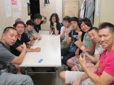 8月16日（木）、新宿・ルミネtheよしもとにて行われるライブ「THE MANZAIの前に、はずみをつけたいんや!! ～レイザーラモンVSパンクブーブー～」に参戦表明した黒純軍団と華なし会。