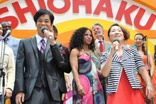 ネプチューン名倉、イモトアヤコ（前列左から）ら。