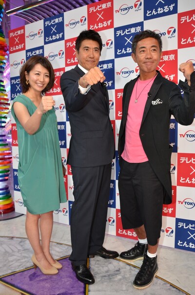 「ハレバレとんねるず 略してテレとん」の会見に出席したとんねるず（右）と大橋未歩アナウンサー（左）。