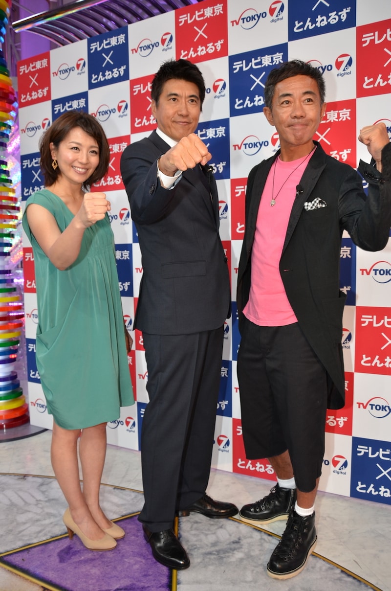 「ハレバレとんねるず 略してテレとん」の会見に出席したとんねるず（右）と大橋未歩アナウンサー（左）。