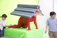 撮影中の渡辺直美（中央）。