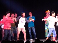 「恋のパンクブーブー」を披露するパンクとおたこプー。