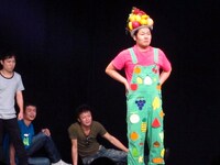 フルーツ小話を即興で完成させたフルーツおじさんこととっしー。