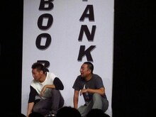 パンクを思って場をつなぐ芸人たちを見守るレイザーラモン。