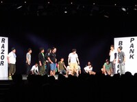 華なし会のメンバーはこのあと漫才を披露。