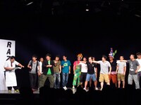 すし三昧の登場に沸く芸人たち。