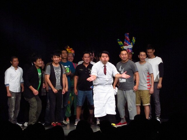 パンクブーブーの到着を待つ全員で「すし三昧！」。