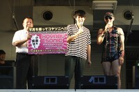 8月18日（土）、19日（日）に、行われる「SUMMER SONIC 2012」にて開催される「小籔を探せ！」看板。