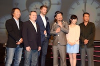 この番組は海外セールスが展開される予定。会見にはケンコバのほか（左から）吉本エンターテイメントUSA代表・頼廣彰伸、ジグザグ・プロダクションズのマット・ゴールド、パイロット版「TIMEOUT!」のMCを務めるリック・エドワーズと、関西テレビの番組プロデューサー・中畠義之（右端）が出席した。