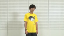 「おれ割ってるもん（泣）Tシャツ」を着るパンサー向井。