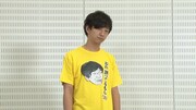 「おれ割ってるもん（泣）Tシャツ」を着るパンサー向井。