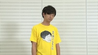 「おれ割ってるもん（泣）Tシャツ」を着るパンサー向井。