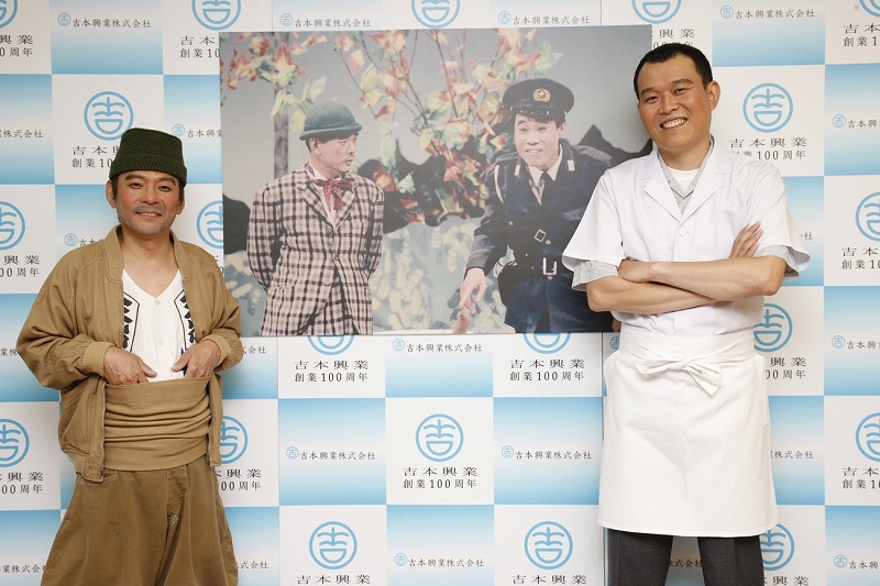 吉本興業創業100周年記念公演　吉本百年物語10月公演「吉本新喜劇誕生！」にて、花紀京役を演じる内場勝則（左）、岡八郎役を演じる千原せいじ（右）。(c)吉本興業