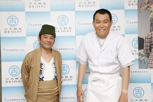 吉本興業創業100周年記念公演　吉本百年物語10月公演「吉本新喜劇誕生！」にて、花紀京役を演じる内場勝則（左）、岡八郎役を演じる千原せいじ（右）。(c)吉本興業