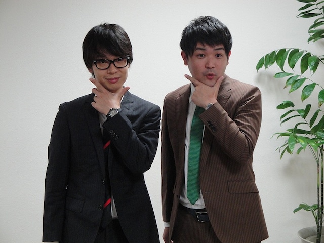 井原市ふるさと大使となった千鳥の「早川さん」ことノブ（右）と、ブロードキャスト房野。(c)吉本興業