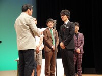 任命式の様子。(c)吉本興業