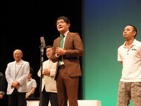 任命式の様子。(c)吉本興業