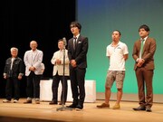 任命式の様子。(c)吉本興業