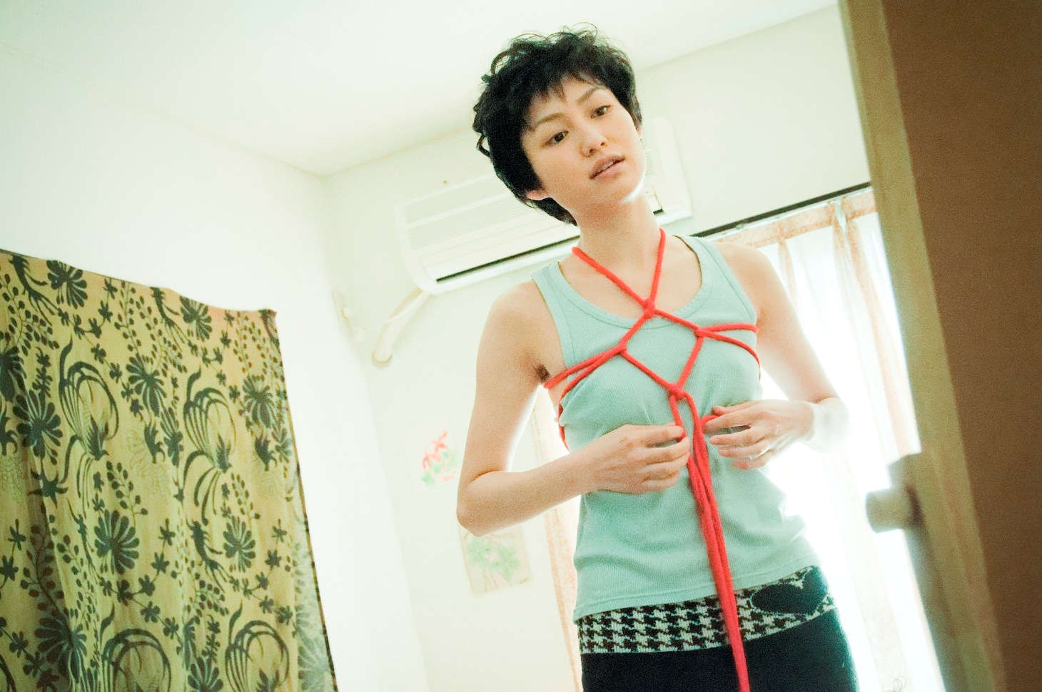 映画「R-18文学賞 vol.1 自縄自縛の私」ヒロインの平田薫。(c)吉本興業